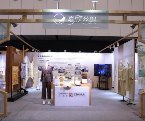 九游老哥必备的交流社区丝绸亮相首届浙江省历史经典工业展