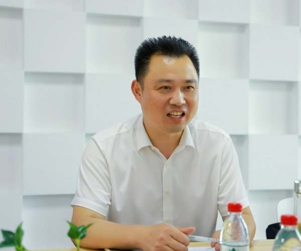 嘉兴国家高新区管委会俞春明主任调研九游老哥必备的交流社区丝绸，，为生长鼓劲?